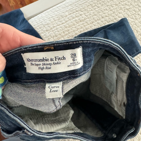 Abercrombie 28” super skinny ankle NWOT - Picture 3 of 3